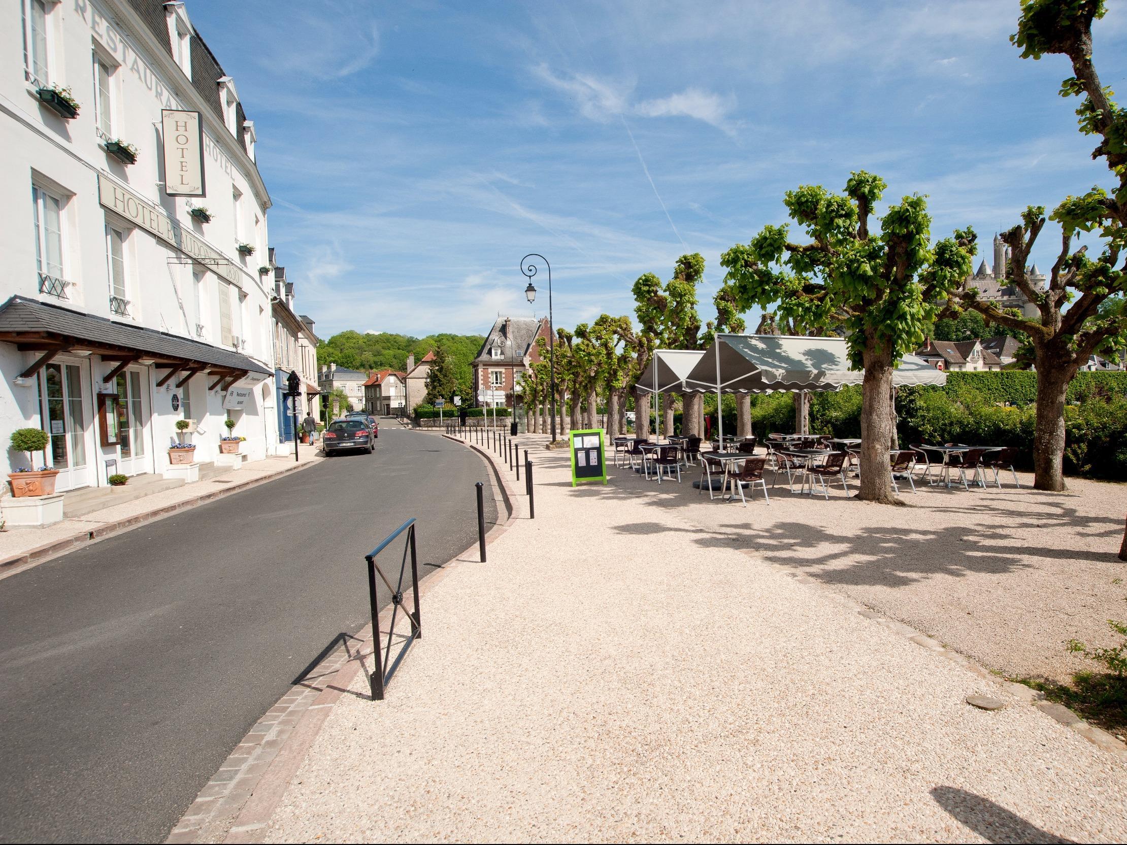 Logis Hotel Beaudon Pierrefonds Exterior photo